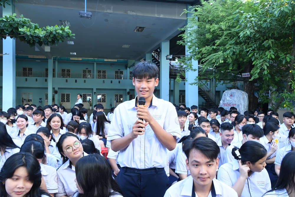Học sinh trường THPT Ph&uacute; L&acirc;m trả lời c&aacute;c c&acirc;u hỏi của ban tổ chức