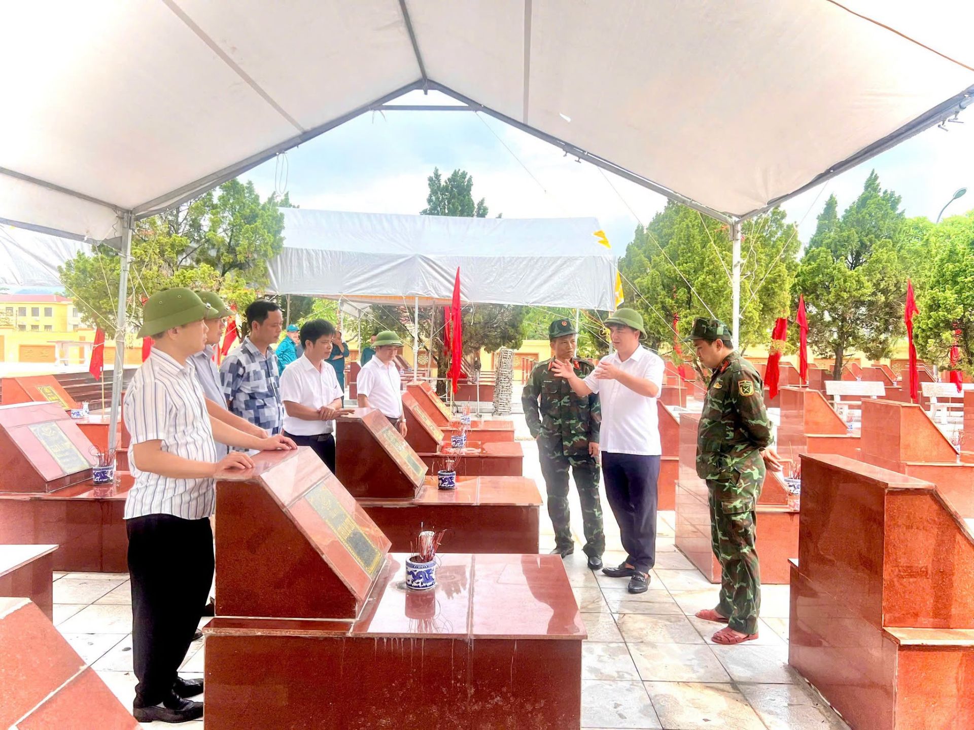 Ông Hoàng Minh Hùng, Chủ tịch UBND xã Thái Hòa (Phú Thọ) kiểm tra công tác chuẩn bị phục vụ việc lấy mẫu ADN hài cốt liệt sĩ chưa xác định được thông tin tại Nghĩa trang Liệt sĩ xã Thái Hòa. Ảnh: thaihoa.phutho.gov.vn Ông Hoàng Minh Hùng, Chủ tịch UBND xã Thái Hòa (Phú Thọ) kiểm tra công tác chuẩn bị phục vụ việc lấy mẫu ADN hài cốt liệt sĩ chưa xác định được thông tin tại Nghĩa trang Liệt sĩ xã Thái Hòa. Ảnh: thaihoa.phutho.gov.vn