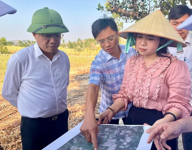 Chủ tịch UBND tỉnh Gia Lai (b&igrave;a tr&aacute;i) nghe đại diện nh&agrave; đầu tư v&agrave; l&atilde;nh đạo x&atilde; Pờ T&oacute; trao đổi về khu quy hoạch nh&agrave; m&aacute;y sản xuất thức ăn chăn nu&ocirc;i. Ảnh: P.D