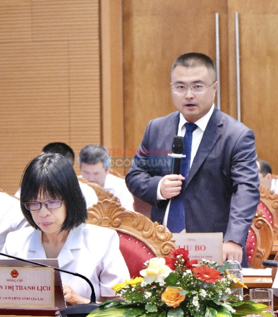 &Ocirc;ng Liu Bo (người đứng) khẳng định quyết t&acirc;m thực hiện dự &aacute;n. Ảnh: N Bay
