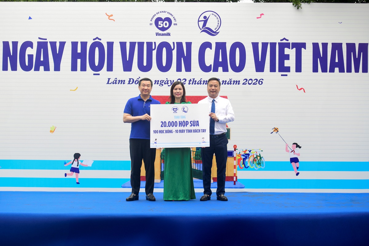 Đại diện Quỹ sữa Vươn cao Việt Nam, &ocirc;ng Đỗ Thanh Tuấn - Gi&aacute;m đốc Đối ngoại Vinamilk (b&ecirc;n tr&aacute;i) v&agrave; &ocirc;ng Đinh Tiến Hải - Gi&aacute;m đốc Quỹ Bảo trợ Trẻ em Việt Nam - trao bảng tượng trưng c&aacute;c phần qu&agrave; thiết thực cho đại diện Trường Tiểu học An Hiệp, x&atilde; Hiệp Thạnh (Ảnh: Hải An).