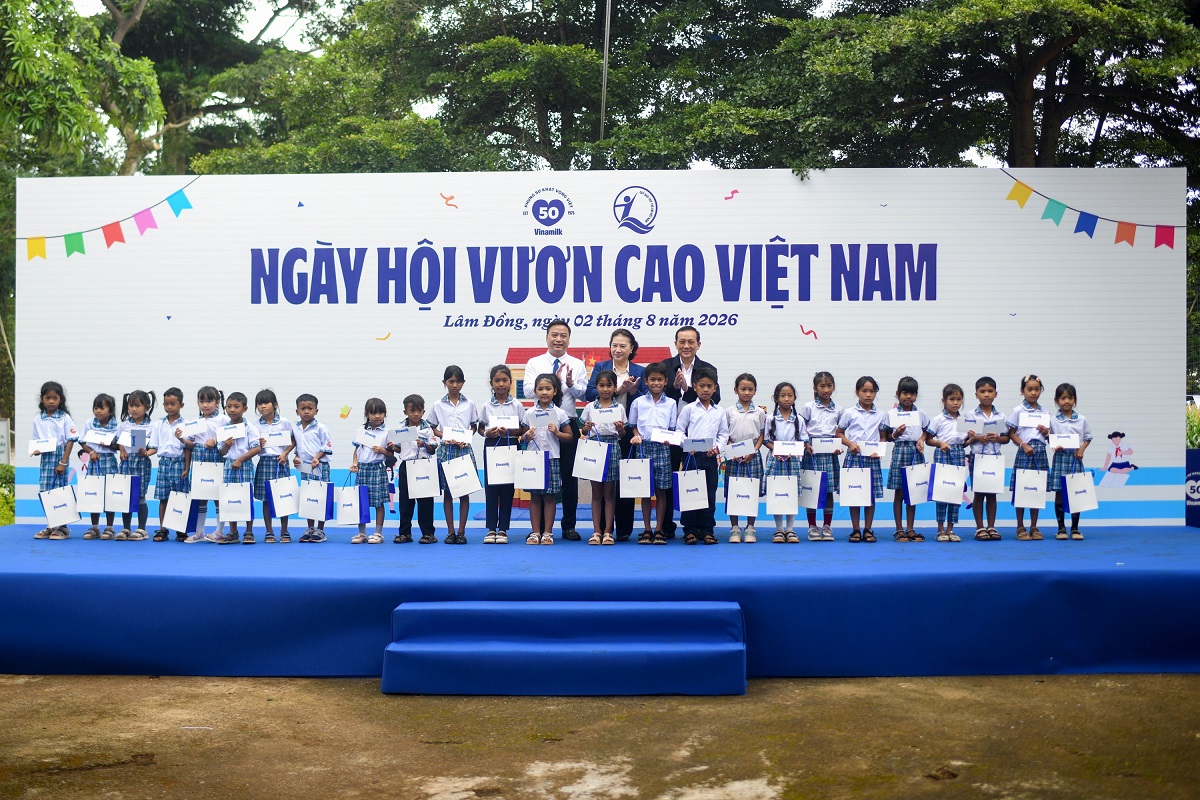 Từ tr&aacute;i sang: &ocirc;ng Đinh Tiến Hải - Gi&aacute;m đốc Quỹ Bảo trợ Trẻ em Việt Nam; b&agrave; Nguyễn Thị Kim Ng&acirc;n - nguy&ecirc;n Ủy vi&ecirc;n Bộ Ch&iacute;nh trị, nguy&ecirc;n Chủ tịch Quốc hội, nguy&ecirc;n Chủ tịch Quỹ sữa Vươn cao Việt Nam v&agrave; &ocirc;ng Nguyễn Văn Ho&agrave;ng, B&iacute; thư Đảng ủy x&atilde; Hiệp Thạnh trao tặng những phần học bổng Vinamilk đến cho c&aacute;c em học sinh Trường Tiểu học An Hiệp (Ảnh: Hải An).