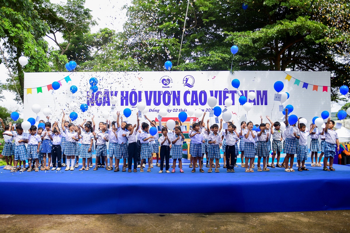 Những tr&aacute;i b&oacute;ng bay mang theo ước mơ của c&aacute;c em nhỏ c&ugrave;ng bay cao, như lời gửi gắm về một tương lai đầy hy vọng v&agrave; kh&aacute;t vọng vươn xa (Ảnh: Hải An).
