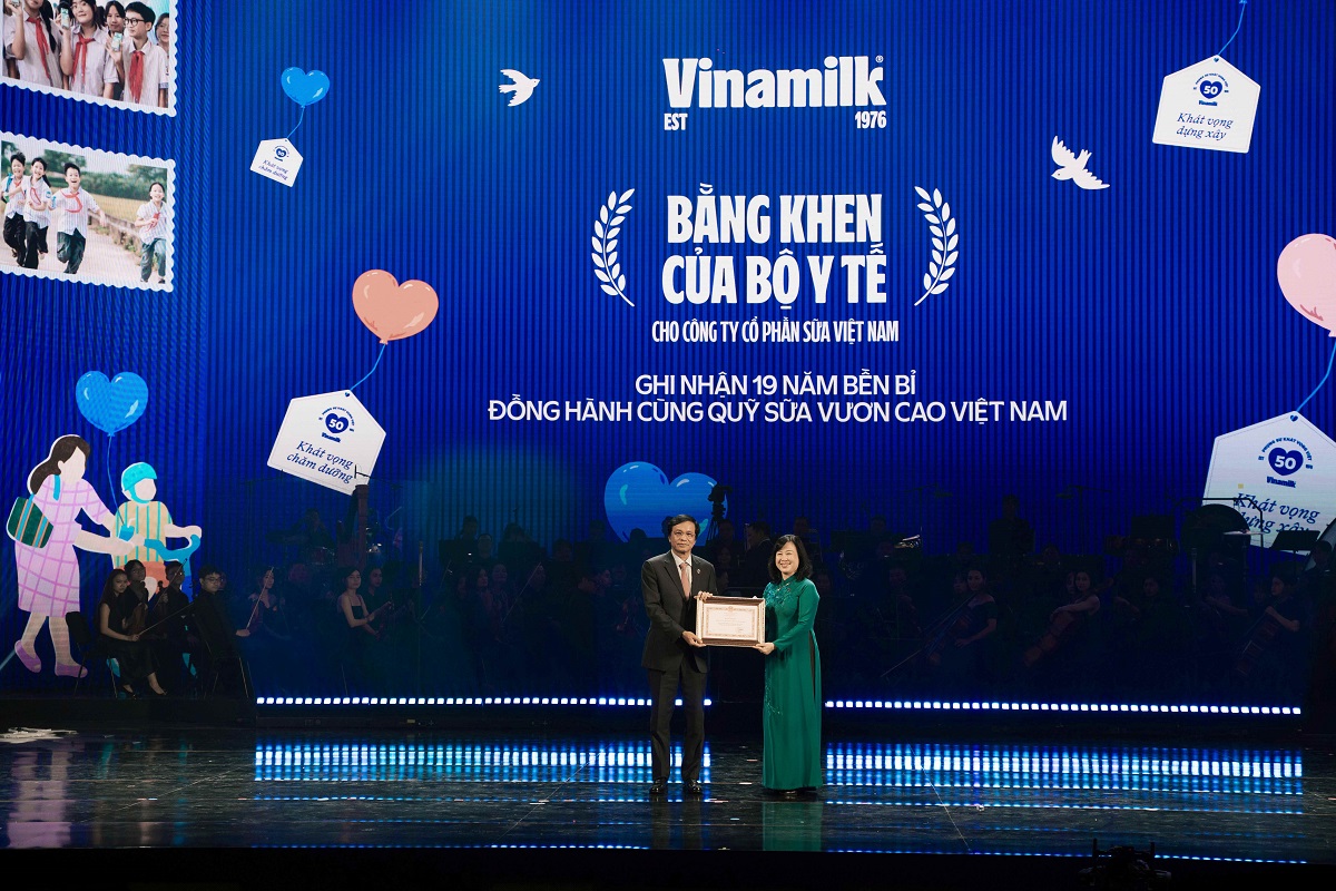 &Ocirc;ng Nguyễn Hạnh Ph&uacute;c - Chủ tịch Hội đồng Quản trị Vinamilk - đ&oacute;n nhận Bằng khen của Bộ Y tế từ Bộ trưởng Đ&agrave;o Hồng Lan tại chương tr&igrave;nh nghệ thuật đặc biệt 