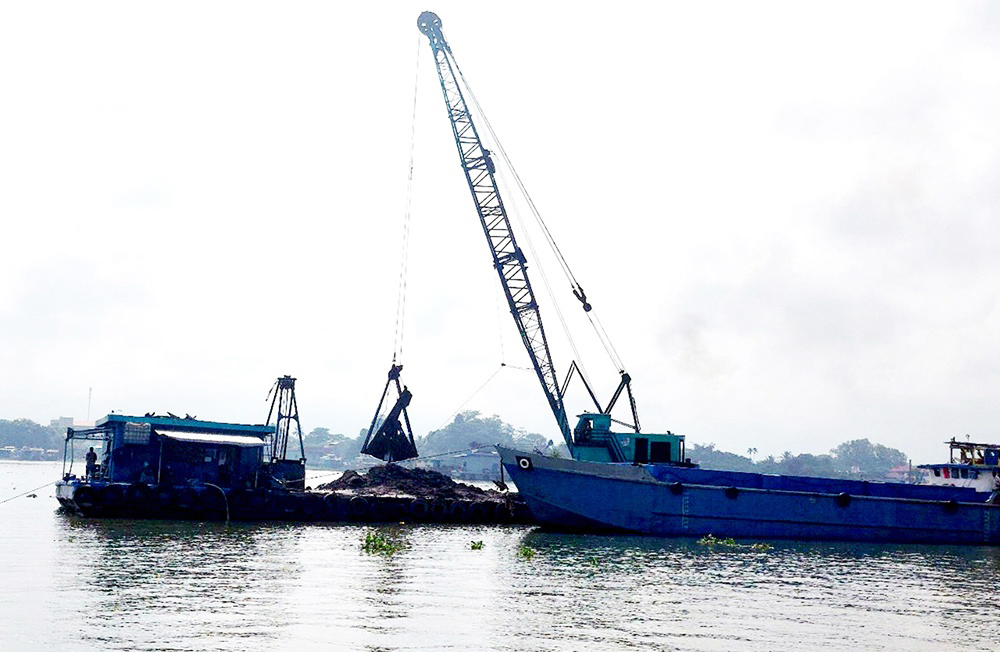 Khai thác cát trên sông Hậu Khai thác cát trên sông Hậu