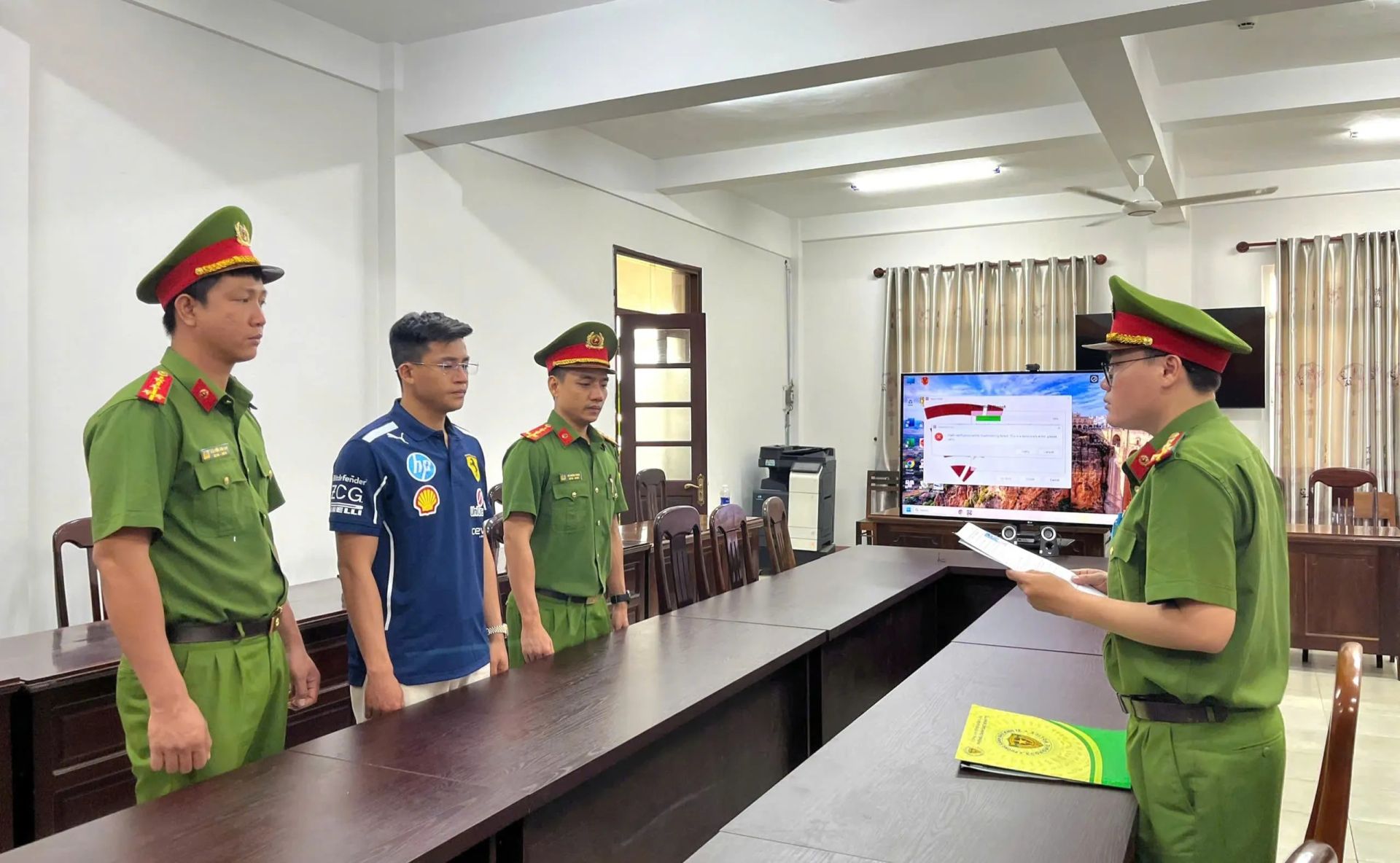khởi tố chủ cửa hàng kinh doanh hơn 1.800 mặt hàng giả nhãn hiệu nổi tiếng (Ảnh: Công an tỉnh Đắk Lắk ) khởi tố chủ cửa hàng kinh doanh hơn 1.800 mặt hàng giả nhãn hiệu nổi tiếng (Ảnh: Công an tỉnh Đắk Lắk )
