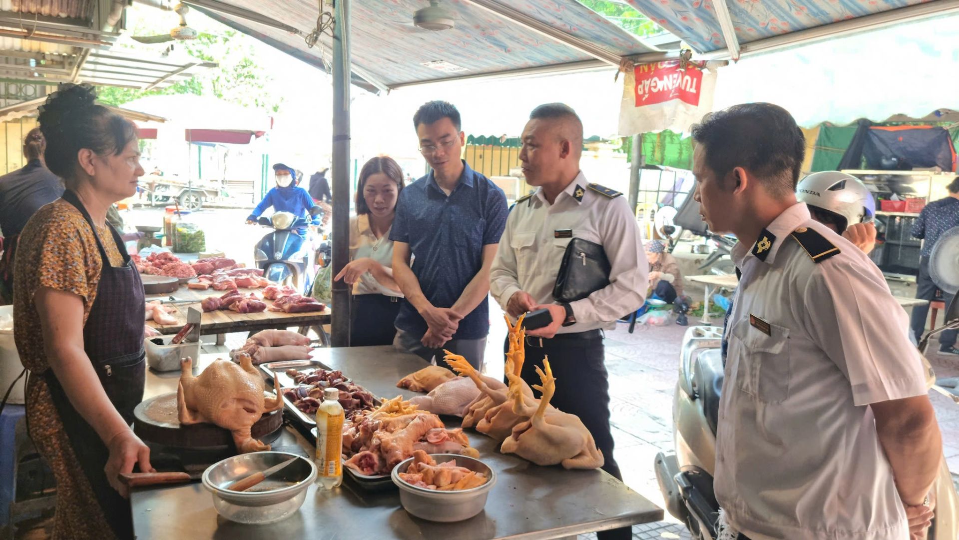 Đoàn kiểm tra của Sở Nông nghiệp và Môi trường Hà Nội kiểm tra an toàn thực phẩm tại các chợ trên địa bàn xã Hoài Đức. Đoàn kiểm tra của Sở Nông nghiệp và Môi trường Hà Nội kiểm tra an toàn thực phẩm tại các chợ trên địa bàn xã Hoài Đức.
