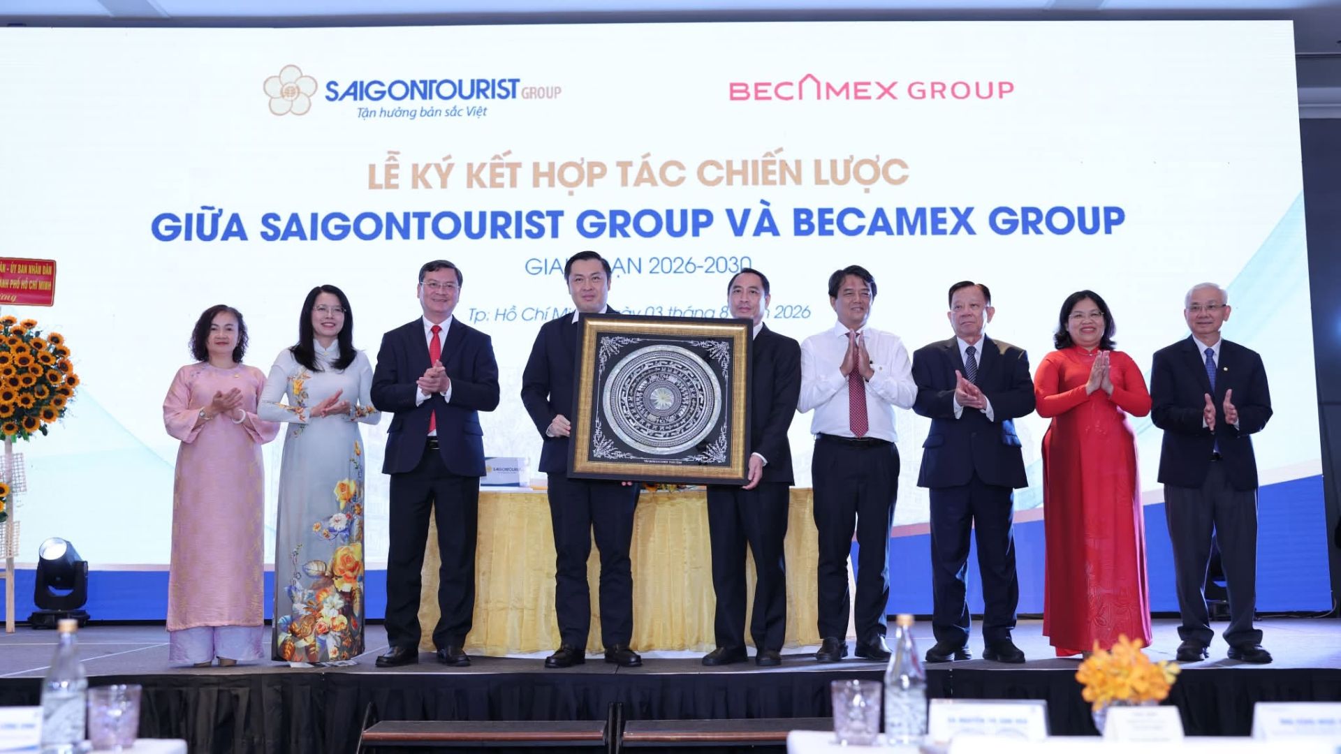 Đại diện Lãnh đạo 2 Đơn vị trao quà lưu niệm tại Lễ ký kết Đại diện Lãnh đạo 2 Đơn vị trao quà lưu niệm tại Lễ ký kết