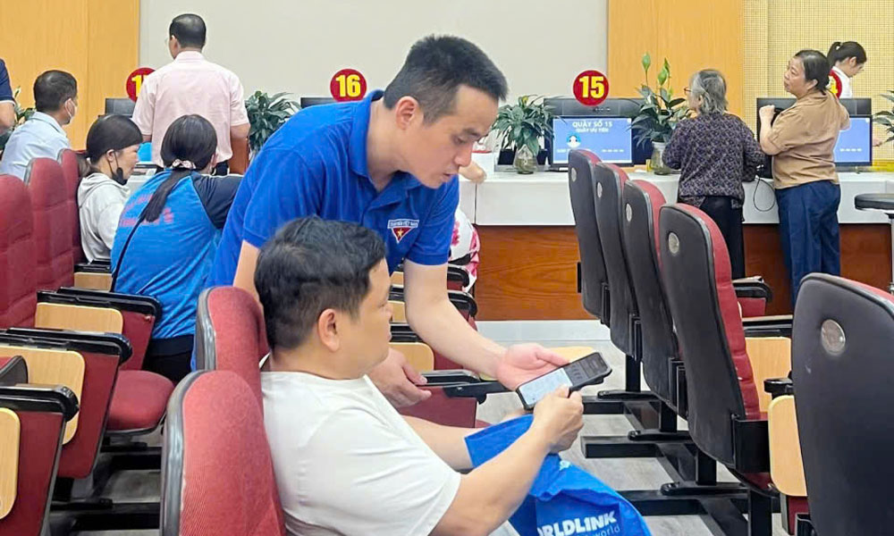 Cán bộ Đoàn hướng dẫn người dân thực hiện Dịch vụ công trực tuyến tại Trung tâm phục vụ hành chính công phường Bắc Giang. Cán bộ Đoàn hướng dẫn người dân thực hiện Dịch vụ công trực tuyến tại Trung tâm phục vụ hành chính công phường Bắc Giang.