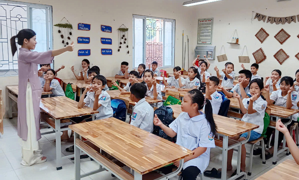 C&ocirc; v&agrave; tr&ograve; truwofng tieru học V&acirc;n H&agrave; phường V&acirc;n H&agrave;