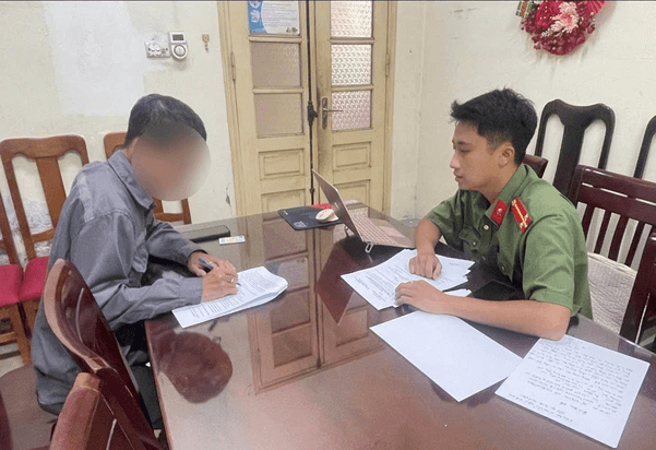 Cơ quan C&ocirc;ng an l&agrave;m việc với N.N.T. Ảnh: C&ocirc;ng an th&agrave;nh phố H&agrave; Nội.
