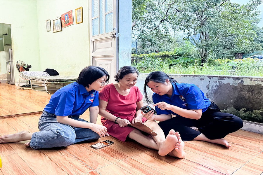 Đồng chí Trương Thị Thiều Trang (bên phải) tham gia các hoạt động tại địa phương. Đồng chí Trương Thị Thiều Trang (bên phải) tham gia các hoạt động tại địa phương.