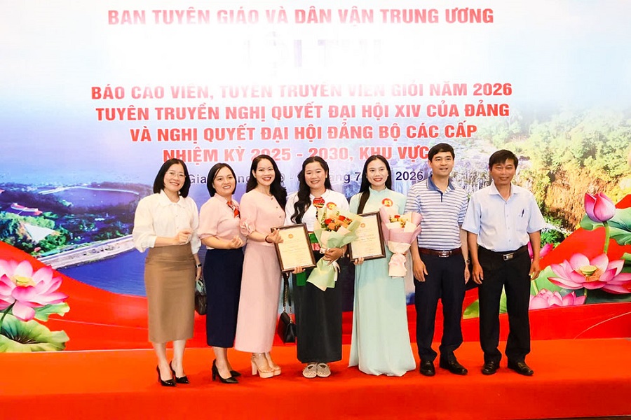 2 thí sinh đoạt giải chụp hình lưu niệm cùng Đoàn tỉnh Lâm Đồng tại hội thi. 2 thí sinh đoạt giải chụp hình lưu niệm cùng Đoàn tỉnh Lâm Đồng tại hội thi.