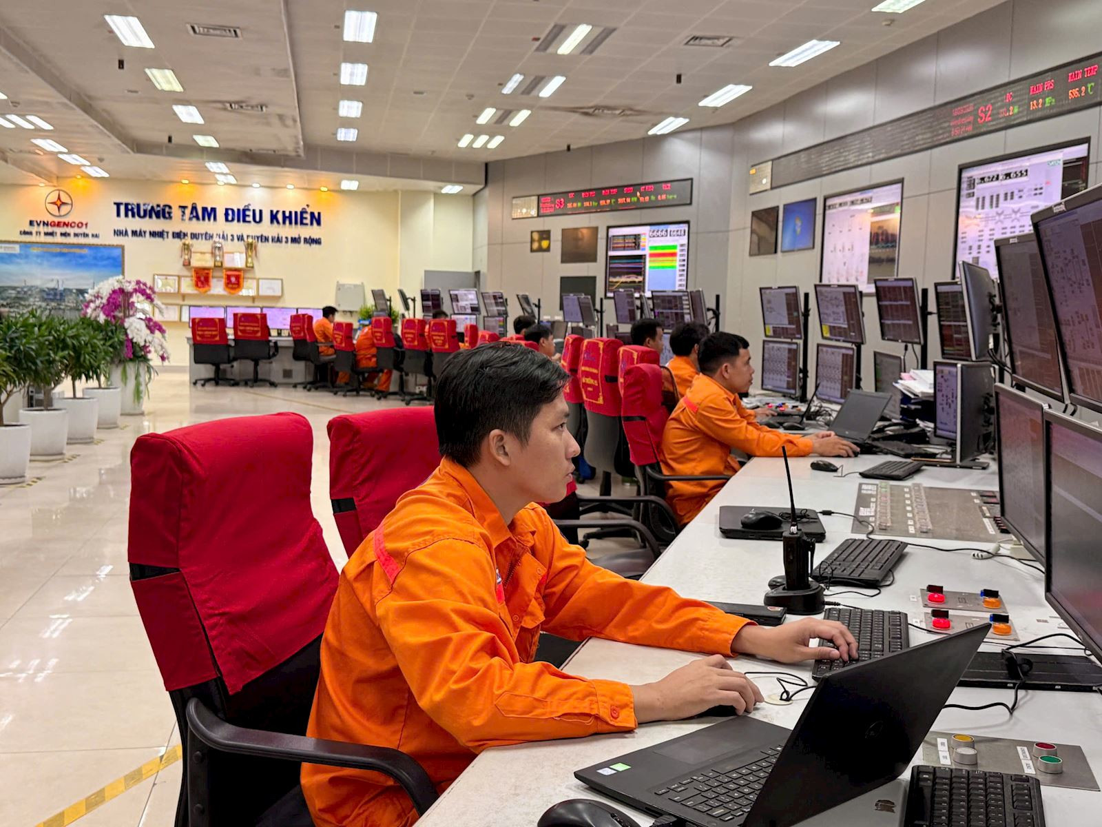Các đơn vị của EVNGENCO1 duy trì vận hành an toàn, ổn định các tổ máy, góp phần bảo đảm cung ứng điện cho hệ thống điện quốc gia Các đơn vị của EVNGENCO1 duy trì vận hành an toàn, ổn định các tổ máy, góp phần bảo đảm cung ứng điện cho hệ thống điện quốc gia