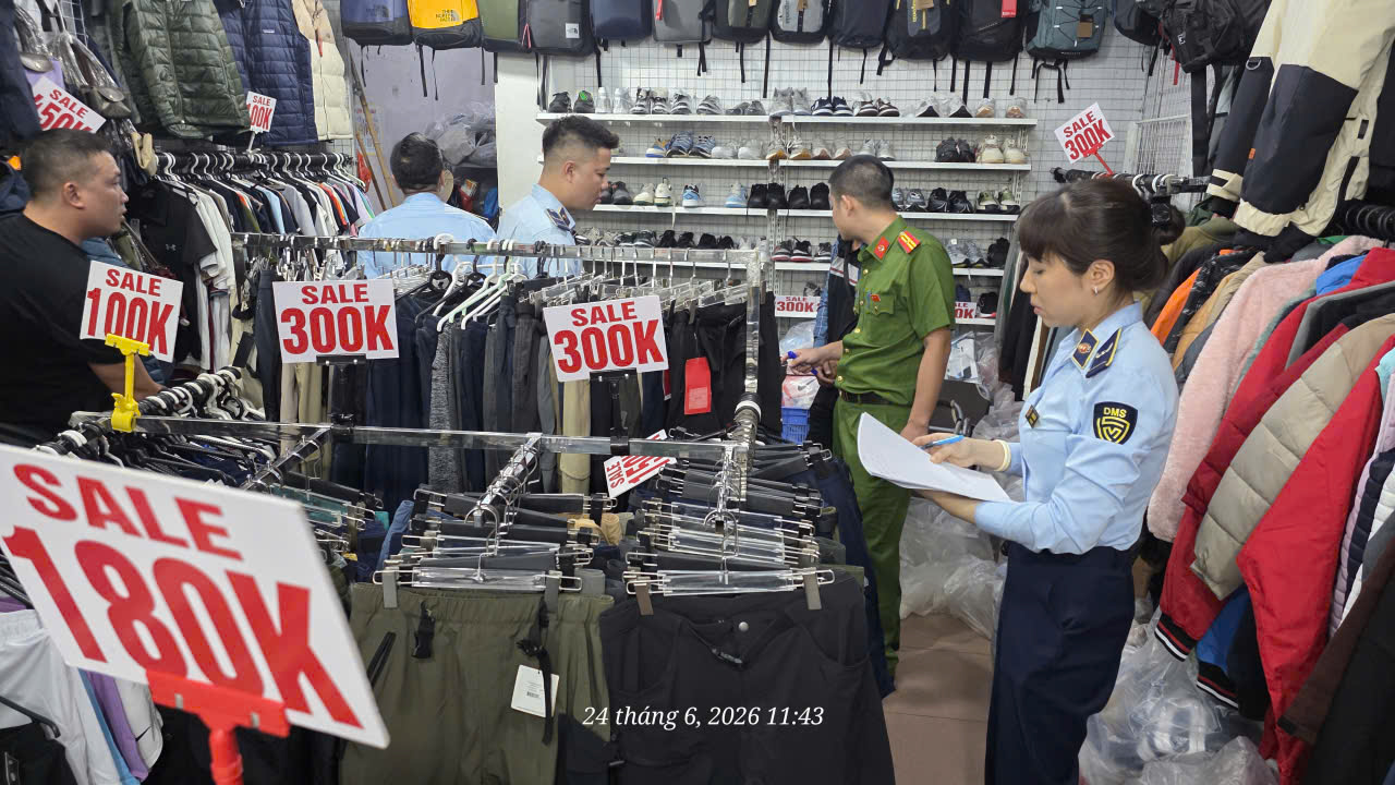 Lực lượng Quản l&yacute; thị trường H&agrave; Nội phối hợp tăng cường kiểm tra, kiểm so&aacute;t thị trường h&agrave;ng h&oacute;a