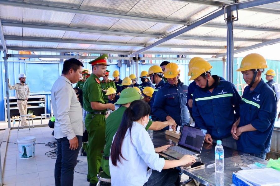 Công an phường Vũng Áng tiến hành xét nghiệm cho hơn 5.000 cán bộ, công nhân của Công ty Cổ phần Vinhomes tại Dự án Tổ hợp Vũng Áng - Hà Tĩnh Công an phường Vũng Áng tiến hành xét nghiệm cho hơn 5.000 cán bộ, công nhân của Công ty Cổ phần Vinhomes tại Dự án Tổ hợp Vũng Áng - Hà Tĩnh