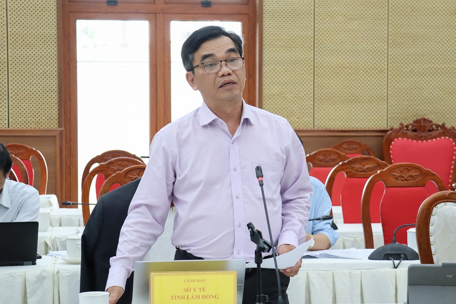 Lãnh đạo Sở Y tế báo cáo kết quả triển khai công tác khám sức khỏe định kỳ, khám sàng lọc miễn phí tại hội nghị. Lãnh đạo Sở Y tế báo cáo kết quả triển khai công tác khám sức khỏe định kỳ, khám sàng lọc miễn phí tại hội nghị.