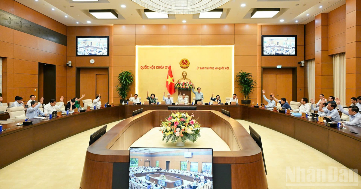 Các thành viên Ủy ban Thường vụ Quốc hội biểu quyết tại phiên họp. (Ảnh: DUY LINH) Các thành viên Ủy ban Thường vụ Quốc hội biểu quyết tại phiên họp. (Ảnh: DUY LINH)