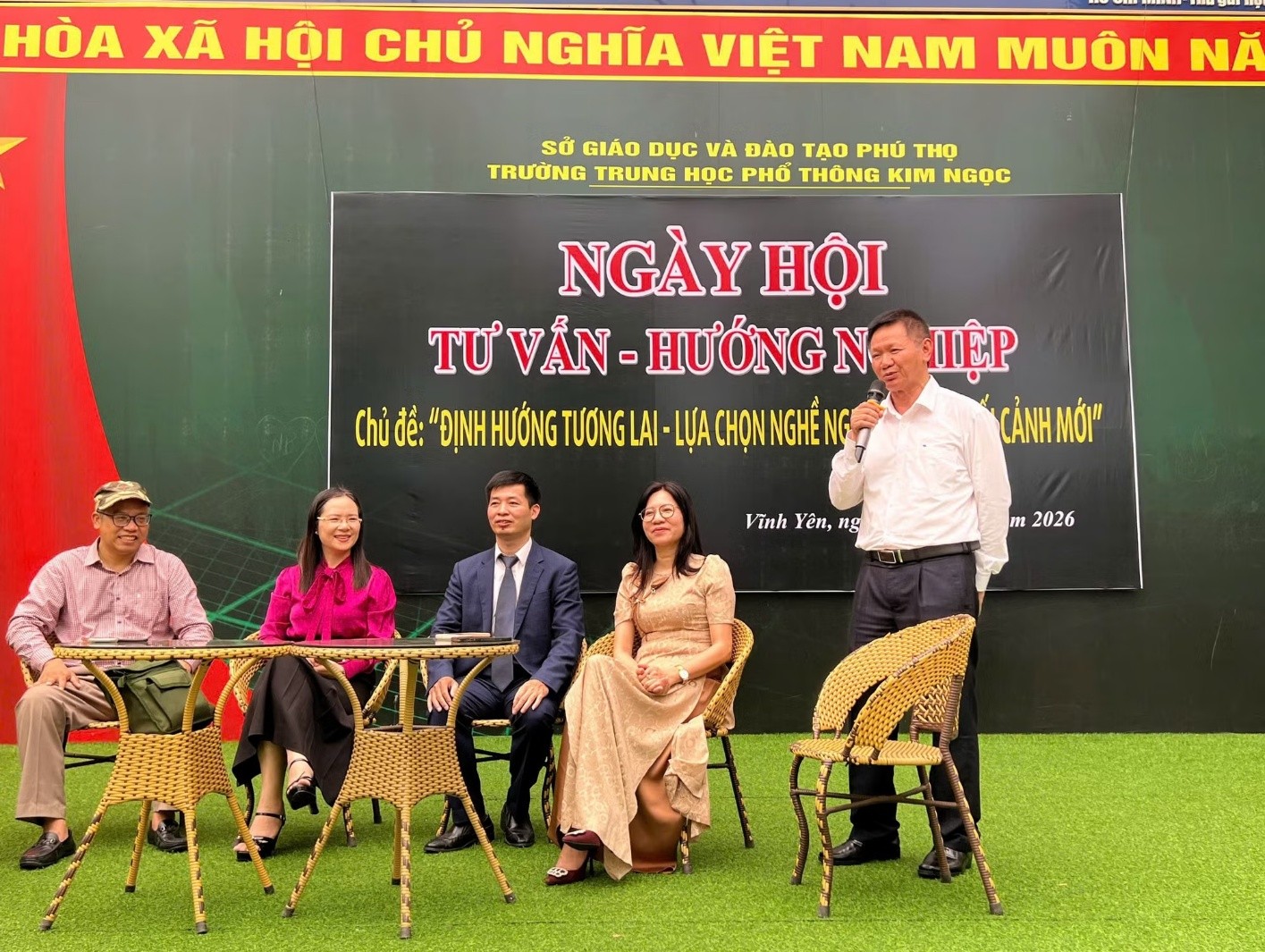 C&aacute;c chuy&ecirc;n gia, l&atilde;nh đạo doanh nghiệp, CEO Khoa T&agrave;i ch&iacute;nh &ndash; Ng&acirc;n h&agrave;ng trường Đại học Nguyễn Tr&atilde;i (NTU) c&ugrave;ng TS Phan Thị Hằng Hải - Hiệu trưởng Trường THPT Kim Ngọc trao đổi &yacute; kiến xung quanh chủ đề hướng nghiệp cho học sinh to&agrave;n trường.