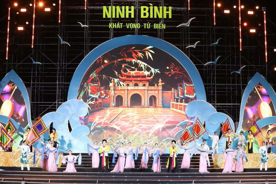 Tiết mục văn nghệ tại Lễ công bố Bộ nhận diện thương hiệu Khu du lịch Giao Ninh Tiết mục văn nghệ tại Lễ công bố Bộ nhận diện thương hiệu Khu du lịch Giao Ninh