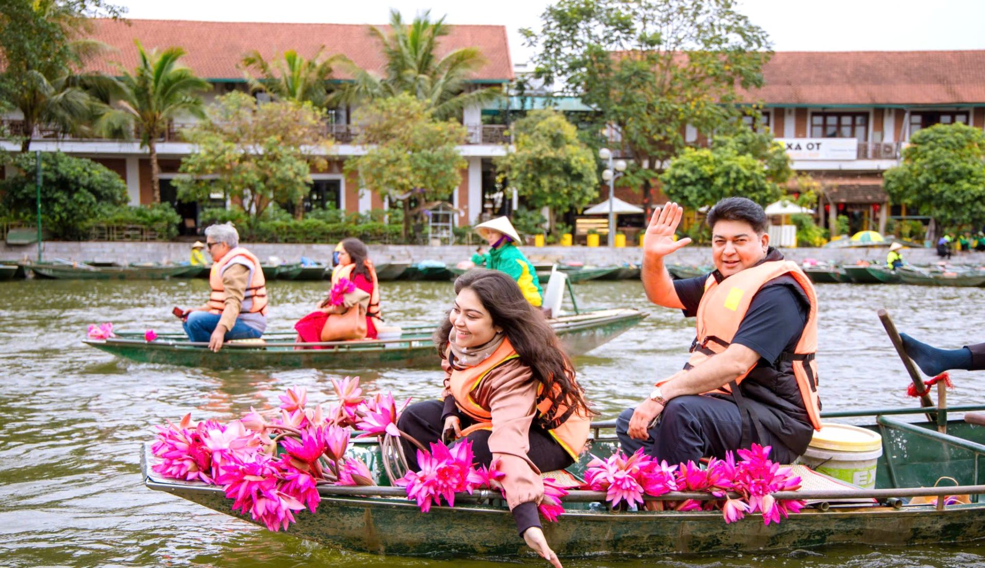Du kh&aacute;ch Ấn Độ trải nghiệm kh&ocirc;ng gian non nước hữu t&igrave;nh tại Khu du lịch Tam Cốc-B&iacute;ch Động, Ninh B&igrave;nh
