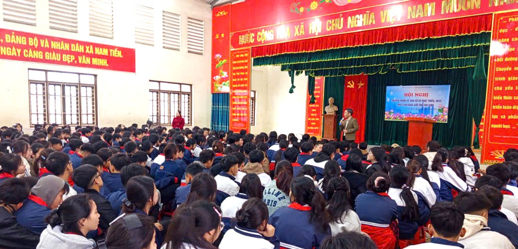 Cán bộ Chi cục Dân số và Trẻ em tổ chức hoạt động truyền thông về chăm sóc SKSS cho học sinh Trường THCS Nam Tiến (xã Nam Minh) Cán bộ Chi cục Dân số và Trẻ em tổ chức hoạt động truyền thông về chăm sóc SKSS cho học sinh Trường THCS Nam Tiến (xã Nam Minh)