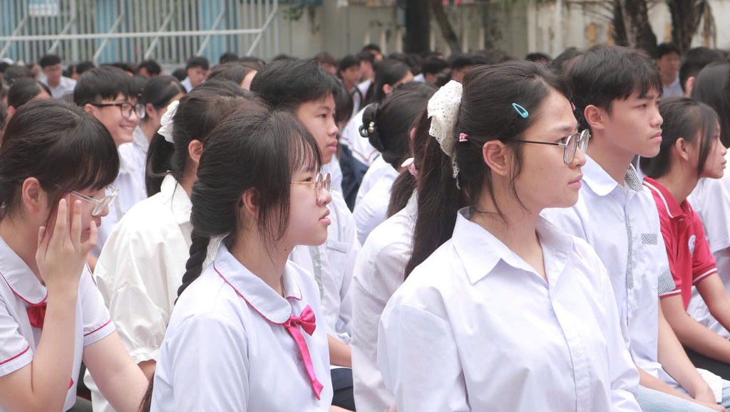 Các em học sinh Trường THPT Chuyên Biên Hòa tham dự các buổi truyền thông về SKSS vị thành niên do Đoàn trường tổ chức. Các em học sinh Trường THPT Chuyên Biên Hòa tham dự các buổi truyền thông về SKSS vị thành niên do Đoàn trường tổ chức.