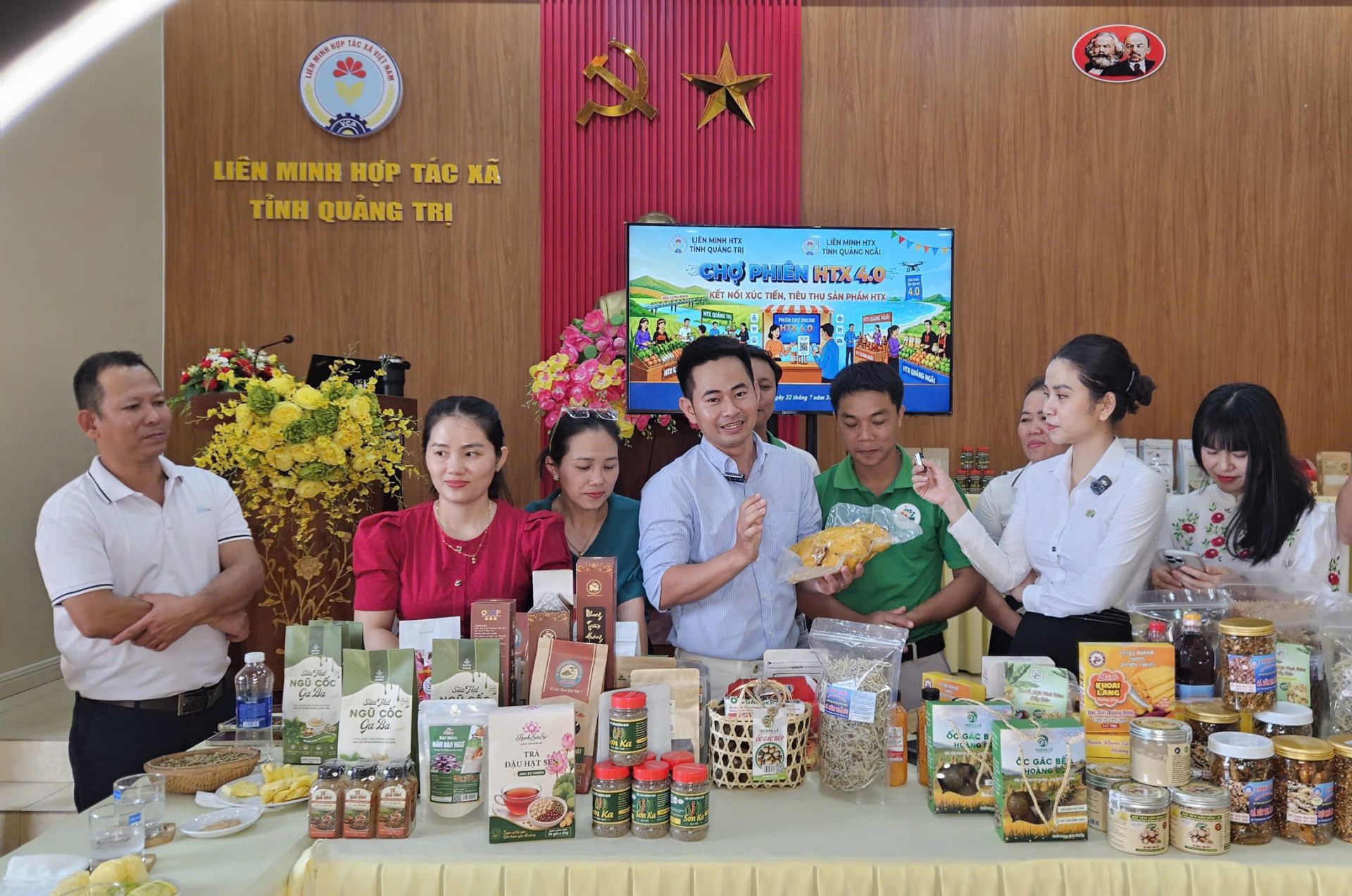 livestream các sản phẩm OCOP phát triển thương hiệu trực tuyến. livestream các sản phẩm OCOP phát triển thương hiệu trực tuyến.