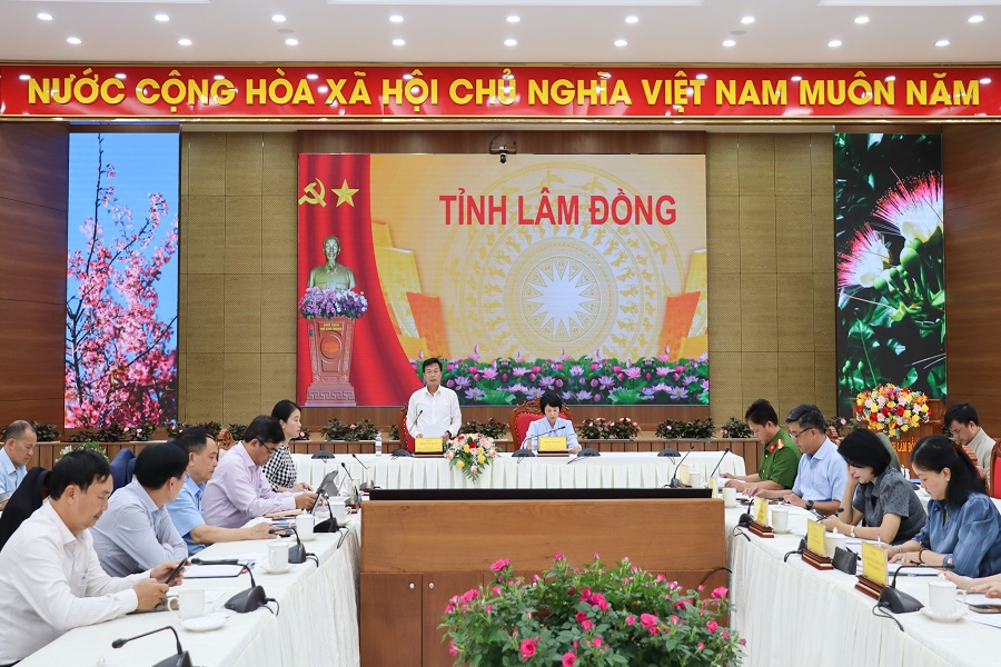 Chiều 3/8, UBND tỉnh tổ chức buổi làm việc với các sở, ngành, đơn vị, địa phương về đẩy mạnh triển khai khám sức khỏe định kỳ. (Ảnh: Xuân Anh) Chiều 3/8, UBND tỉnh tổ chức buổi làm việc với các sở, ngành, đơn vị, địa phương về đẩy mạnh triển khai khám sức khỏe định kỳ. (Ảnh: Xuân Anh)