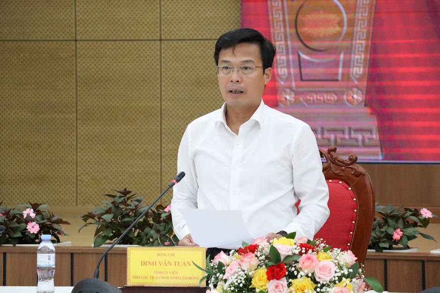 Phó Chủ tịch UBND tỉnh Đinh Văn Tuấn phát biểu mở đầu hội nghị. Phó Chủ tịch UBND tỉnh Đinh Văn Tuấn phát biểu mở đầu hội nghị.