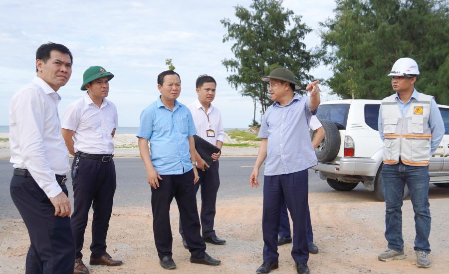 Phó Chủ tịch UBND tỉnh Lê Đức Tiến kiểm tra tiến độ các dự án trong Khu Kinh tế Đông Nam Quảng Trị Phó Chủ tịch UBND tỉnh Lê Đức Tiến kiểm tra tiến độ các dự án trong Khu Kinh tế Đông Nam Quảng Trị