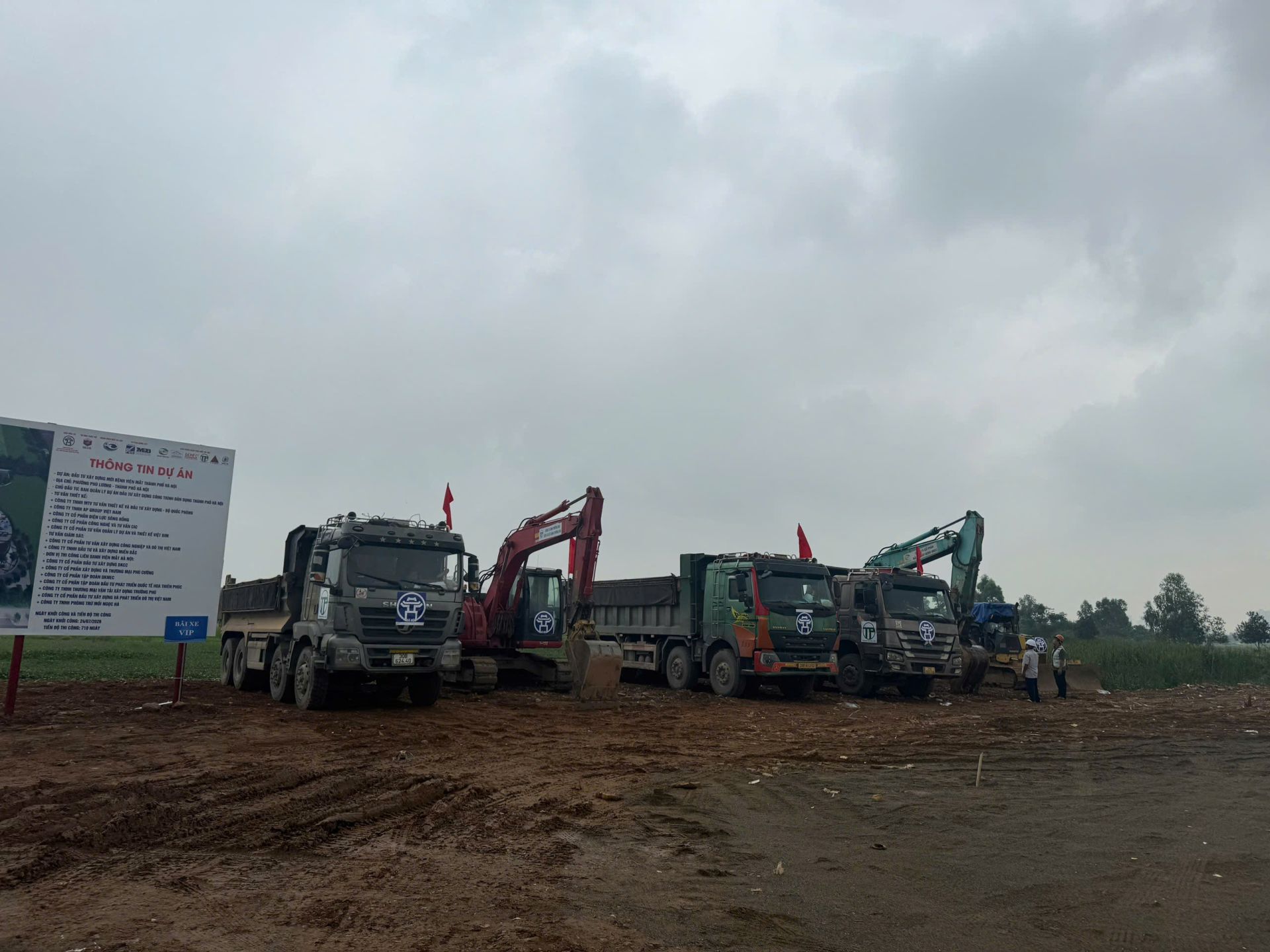 Trong thời gian thi c&ocirc;ng khoảng 1,5 năm, Sở Y tế chỉ đạo Bệnh viện Mắt H&agrave; Nội chủ động x&acirc;y dựng kế hoạch đ&agrave;o tạo, bồi dưỡng, sắp xếp bộ m&aacute;y y b&aacute;c sĩ, kỹ thuật vi&ecirc;n; đảm bảo khi tiếp nhận c&ocirc;ng tr&igrave;nh, lực lượng chuy&ecirc;n m&ocirc;n đ&atilde; sẵn s&agrave;ng l&agrave;m chủ thiết bị hiện đại, vận h&agrave;nh bệnh viện hiệu quả ngay từ ng&agrave;y đầu
