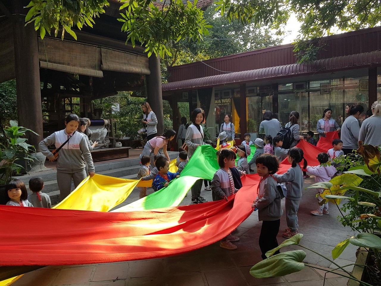 Du khách trải nghiệm quy trình dệt lụa tại làng nghề Vạn Phúc. (Ảnh: hanoimoi.vn) Du khách trải nghiệm quy trình dệt lụa tại làng nghề Vạn Phúc. (Ảnh: hanoimoi.vn)
