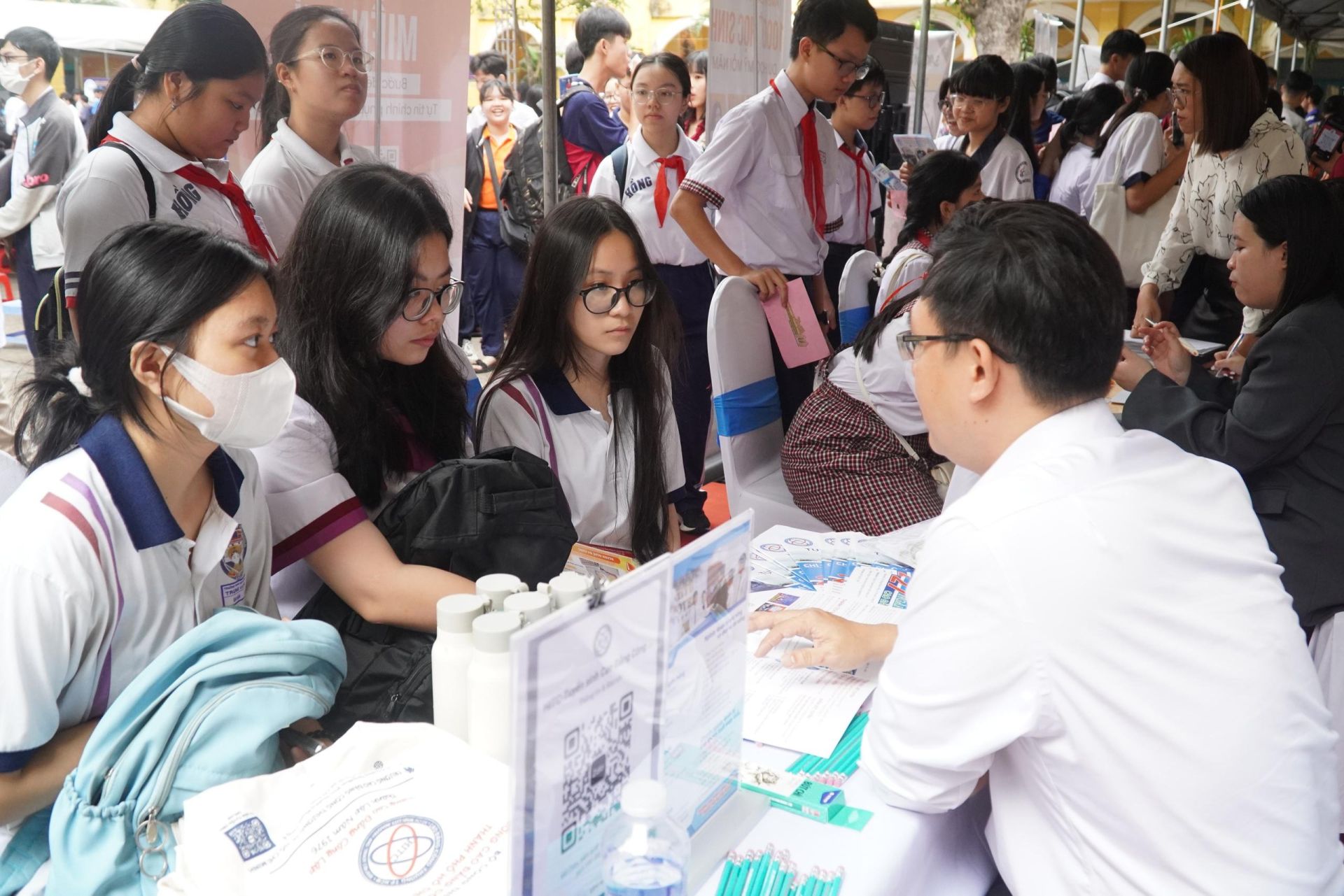 Hướng nghiệp gi&uacute;p học sinh hiểu năng lực bản th&acirc;n, nắm bắt xu hướng thị trường lao động v&agrave; lựa chọn nghề nghiệp ph&ugrave; hợp trong bối cảnh chuyển đổi số, tr&iacute; tuệ nh&acirc;n tạo v&agrave; kinh tế số ph&aacute;t triển mạnh. Ảnh Internet