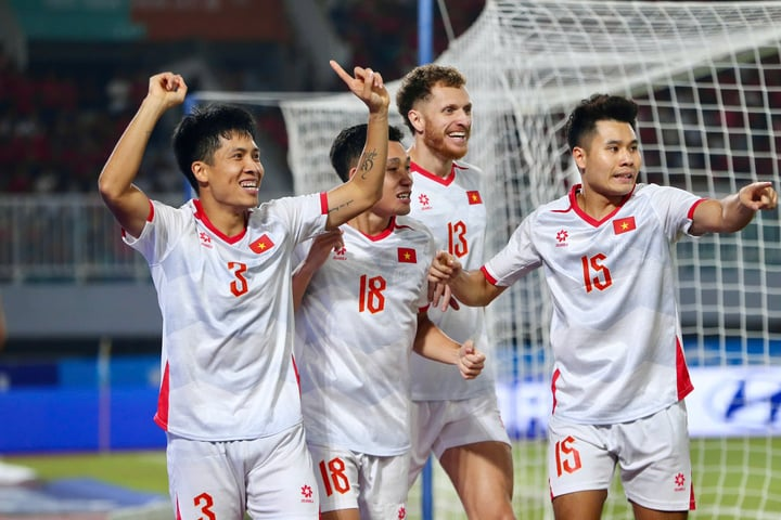 Các cầu thủ tuyển Việt Nam ăn mừng bàn thắng trong chiến thắng 3-0 trước Indonesia trên sân Pakansari. Ảnh: VFF Các cầu thủ tuyển Việt Nam ăn mừng bàn thắng trong chiến thắng 3-0 trước Indonesia trên sân Pakansari. Ảnh: VFF