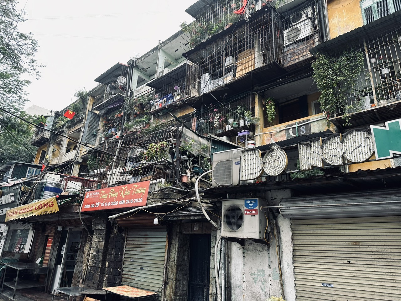Nhiều chung cư cũ tại Hà Nội đang xuống cấp, đặt ra yêu cầu cấp thiết về cải tạo, xây dựng lại. Nhiều chung cư cũ tại Hà Nội đang xuống cấp, đặt ra yêu cầu cấp thiết về cải tạo, xây dựng lại.
