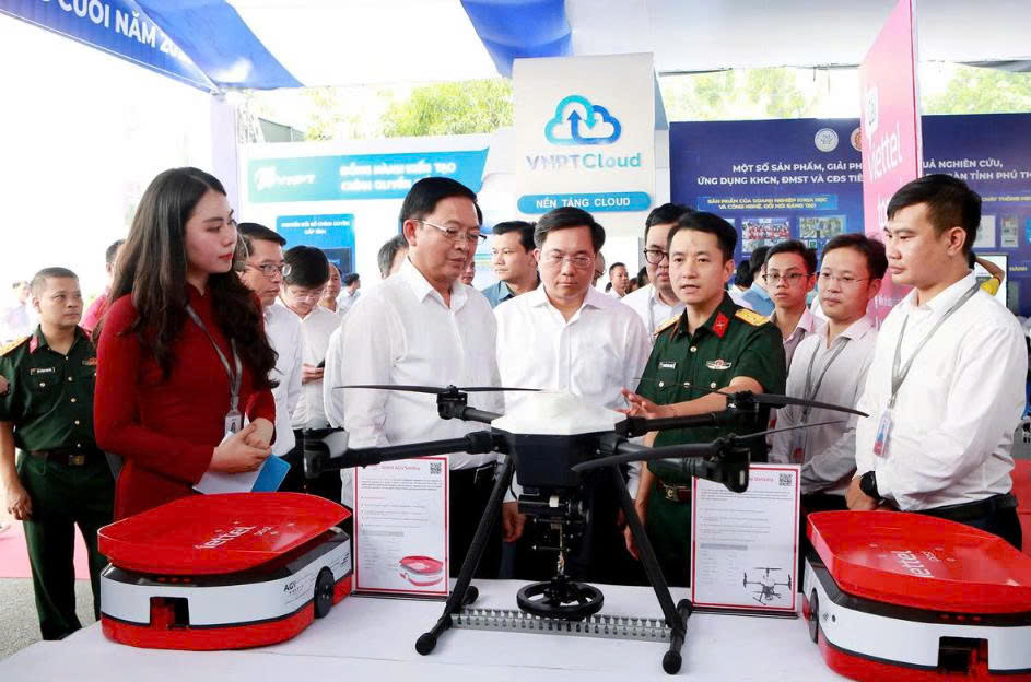 Phó Thủ tướng Hồ Quốc Dũng và các đại biểu tham quan sản phẩm công nghệ cao trưng bày tại Hội nghị Phó Thủ tướng Hồ Quốc Dũng và các đại biểu tham quan sản phẩm công nghệ cao trưng bày tại Hội nghị