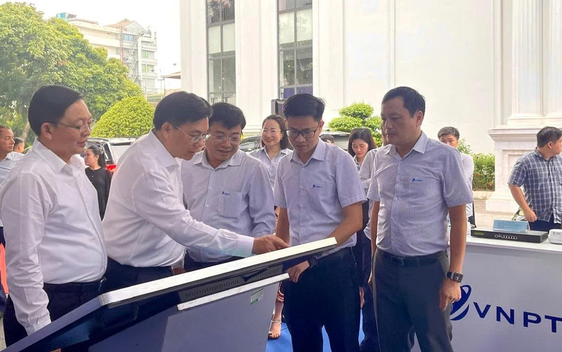 Phó Thủ tướng Chính phủ Hồ Quốc Dũng và các đại biểu tham quan khu trưng bày kết quả nổi bật về triển khai thực hiện Nghị quyết số 57-NQ/TW của tỉnh. Phó Thủ tướng Chính phủ Hồ Quốc Dũng và các đại biểu tham quan khu trưng bày kết quả nổi bật về triển khai thực hiện Nghị quyết số 57-NQ/TW của tỉnh.