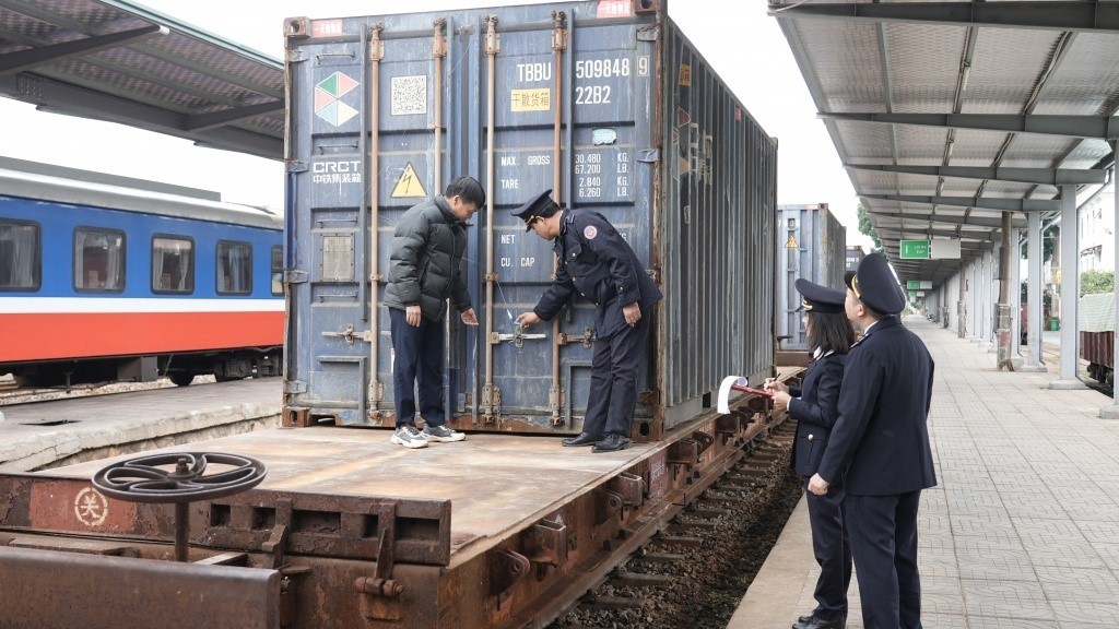 Công chức ngành Hải quan kiểm tra hàng hoá xuất nhập khẩu. Ảnh: kv07.customs.gov.vn Công chức ngành Hải quan kiểm tra hàng hoá xuất nhập khẩu. Ảnh: kv07.customs.gov.vn