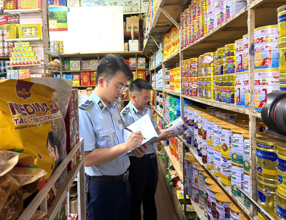 Lực lượng thuộc Đội Quản lý thị trường số 1 kiểm tra hàng hóa tại cơ sở kinh doanh trên địa bàn Lực lượng thuộc Đội Quản lý thị trường số 1 kiểm tra hàng hóa tại cơ sở kinh doanh trên địa bàn