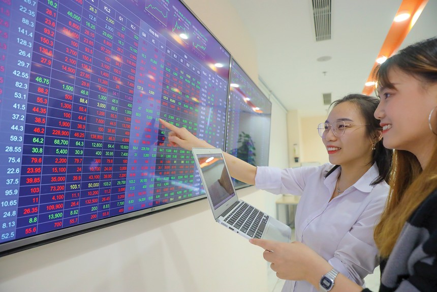 VN-Index đảo chiều trước ngưỡng 1.800 điểm, &aacute;p lực chốt lời gia tăng.