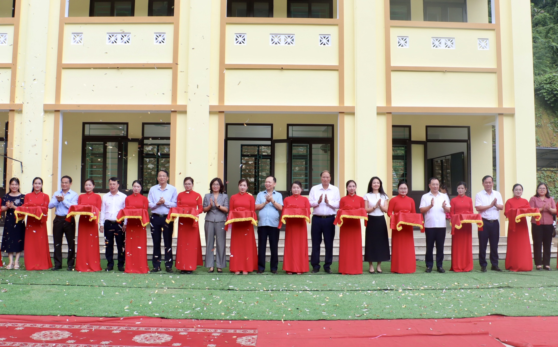 C&aacute;c đại biểu cắt băng kh&aacute;nh th&agrave;nh c&ocirc;ng tr&igrave;nh trường Tiểu học Vĩnh Quang, x&atilde; L&yacute; B&ocirc;n - Cao Bằng.