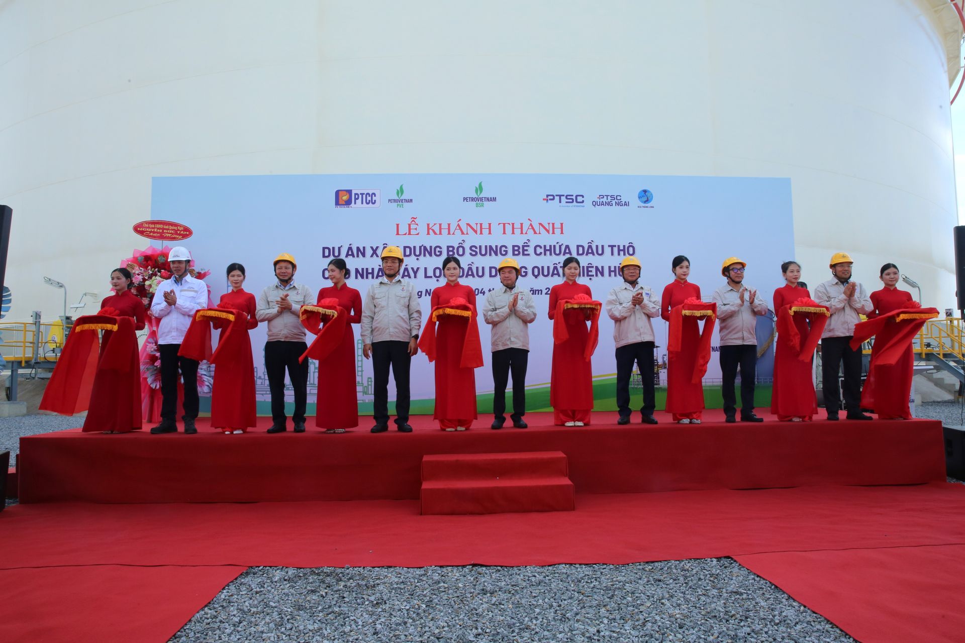 C&aacute;c đại biểu thực hiện nghi thức cắt băng kh&aacute;nh th&agrave;nh