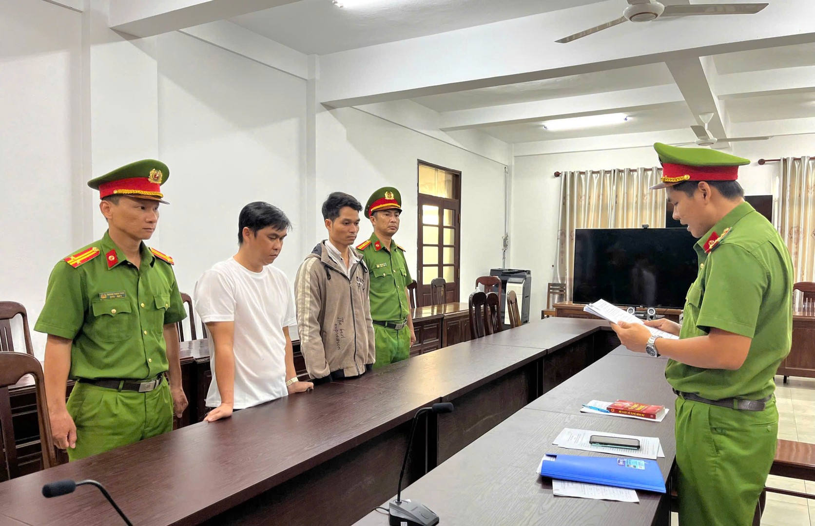 Lực lượng chức năng tống đạt quyết định khởi tố c&aacute;c đối tượng trong vụ Tham &ocirc; t&agrave;i sản.