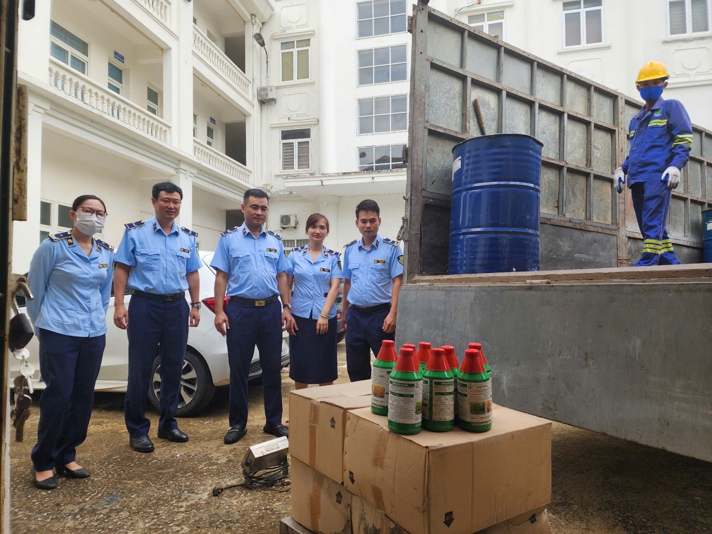 Lực lượng Quản lý thị trường tỉnh Thanh Hóa giá sát việc tiêu hủy số thuốc diệt cỏ Lực lượng Quản lý thị trường tỉnh Thanh Hóa giá sát việc tiêu hủy số thuốc diệt cỏ