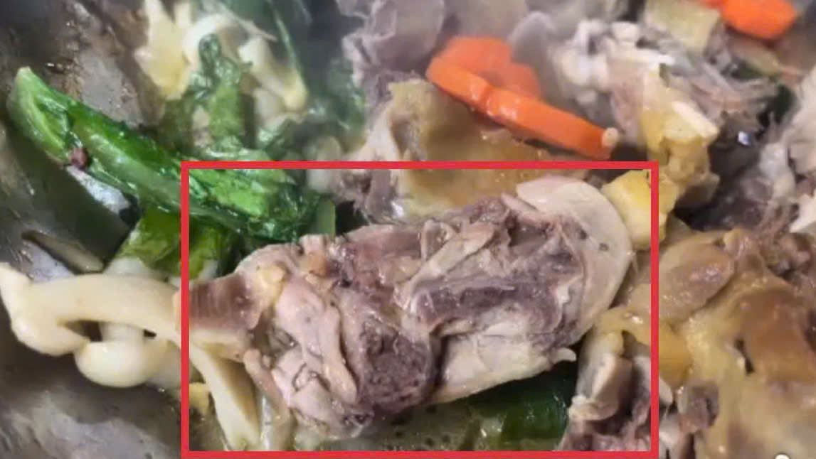 Thực kh&aacute;ch ph&aacute;t hiện gi&ograve;i trong m&oacute;n g&agrave; hấp do cơ sở nấu ăn Ni Ya thực hiện. (Ảnh cắt từ clip)