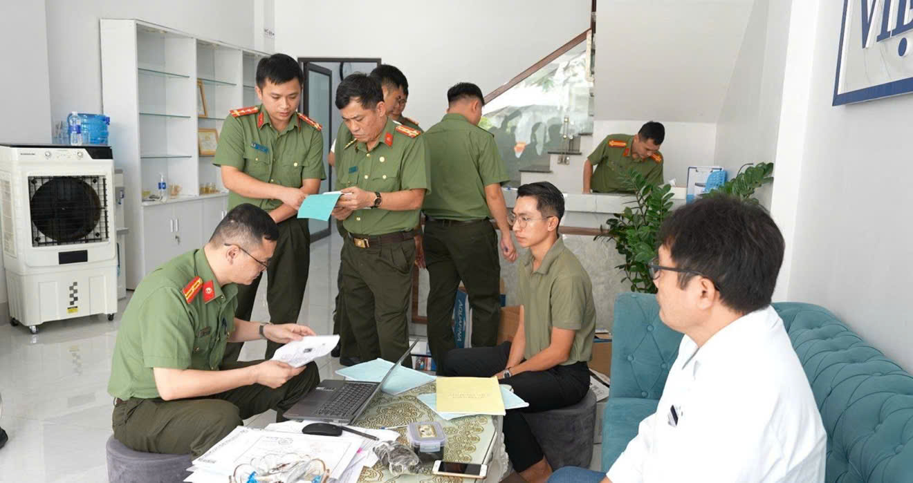Cơ quan C&ocirc;ng an tiến h&agrave;nh kh&aacute;m x&eacute;t khẩn cấp ph&ograve;ng kh&aacute;m Việt Nhật CB. (Ảnh: C&ocirc;ng an tỉnh Cao Bằng)
