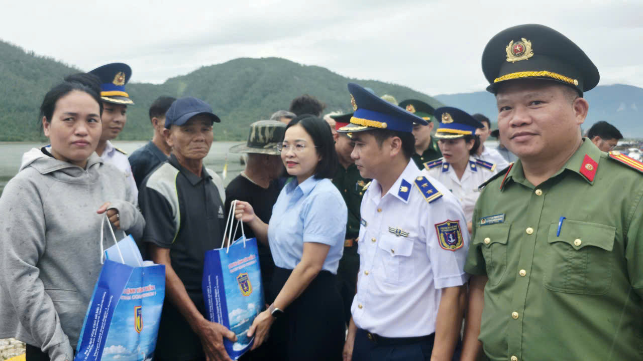 Đồng ch&iacute; Nguyễn Thị Ho&agrave;i Nam, Ph&oacute; B&iacute; thư Thường trực Đảng ủy phường Hải Ninh, c&ugrave;ng đo&agrave;n c&ocirc;ng t&aacute;c trao qu&agrave; cho ngư d&acirc;n c&oacute; ho&agrave;n cảnh kh&oacute; khăn.