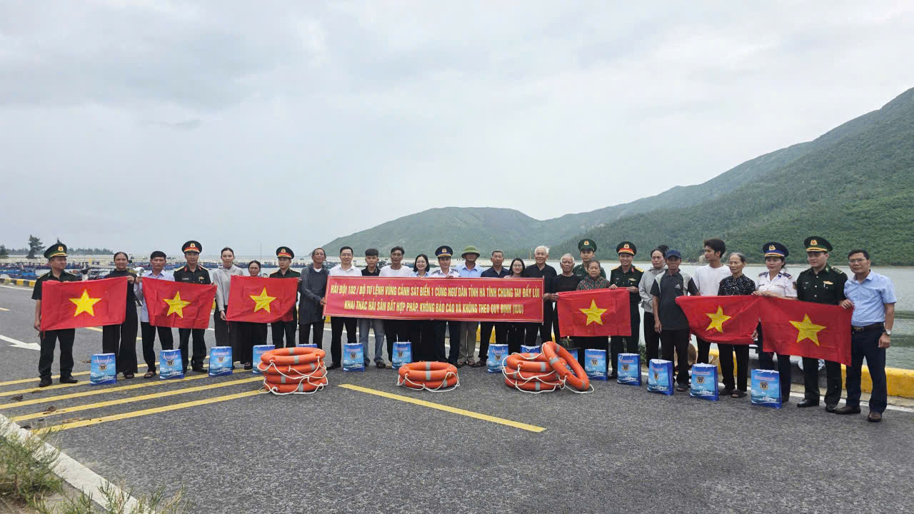 Hải đội 102 v&agrave; đại diện Ban Tuy&ecirc;n gi&aacute;o v&agrave; D&acirc;n vận Tỉnh ủy H&agrave; Tĩnh, cấp ủy, ch&iacute;nh quyền, c&aacute;c lực lượng vũ trang địa phương trao cờ Tổ quốc, &aacute;o phao, phao tr&ograve;n cứu sinh cho ngư d&acirc;n tại Cảng c&aacute; Kỳ H&agrave;.