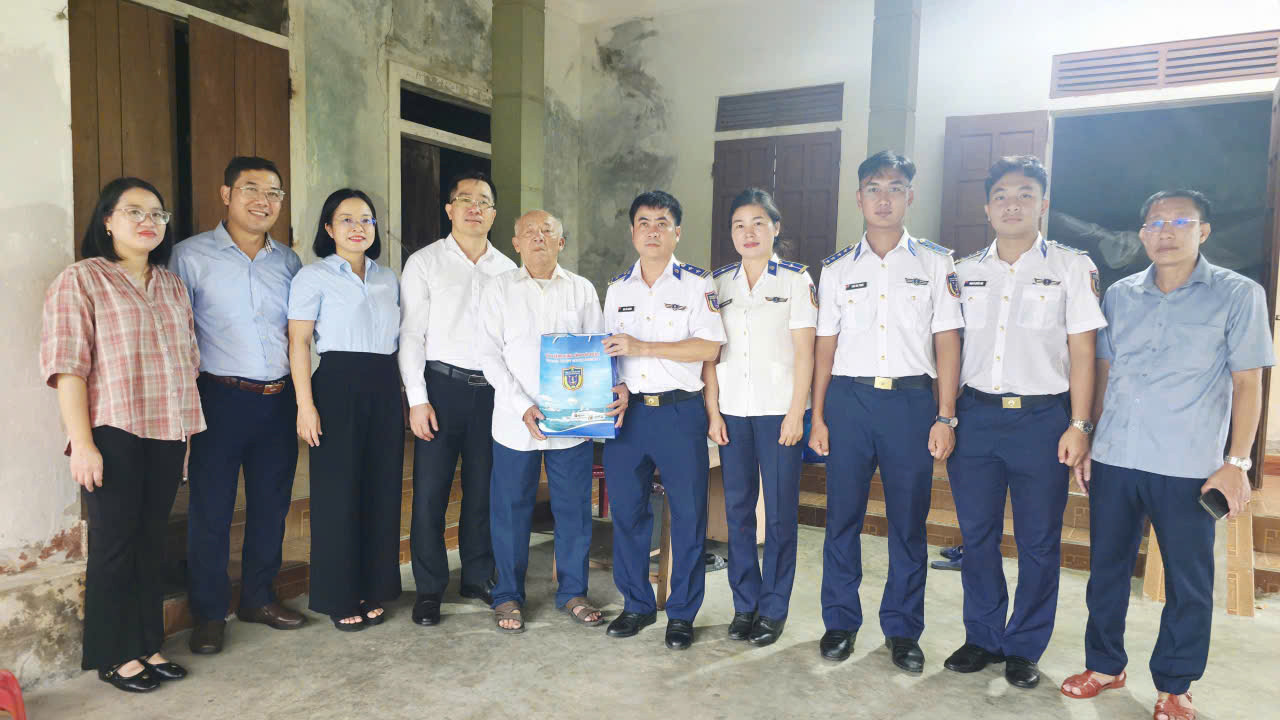 Đo&agrave;n c&ocirc;ng t&aacute;c thăm, tặng qu&agrave; Anh h&ugrave;ng Lực lượng vũ trang nh&acirc;n d&acirc;n Đặng Đ&igrave;nh Gh&iacute; (82 tuổi), phường Hải Ninh, tỉnh H&agrave; Tĩnh.